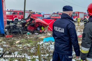 funkcjonariusze wykonują czynności na miejscu wypadku