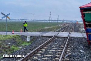 policjantka wykonuje czynności przy torowisku