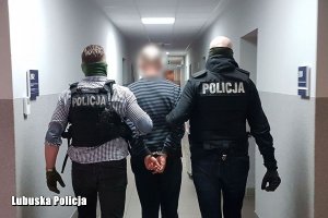 policjanci prowadza podejrzanego