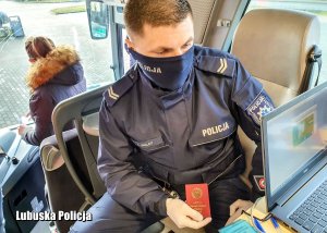 Umundurowany policjant podczas rejestracji do zbiórki krwi.