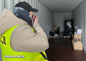 Technik kryminalistyki robi zdjęcia podczas oględzin miejsca zdarzenia