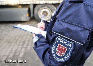 Policjant protokołuje czynności