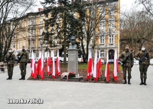 Żołnierze z warty honorowej przy obelisku upamiętniającym Żołnierzy Wyklętych