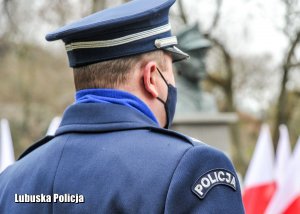 Widok z tyłu na Komendanta Wojewódzkiemu Policji w Gorzowie Wielkopolskim