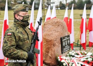 Żołnierz z warty honorowej przy obelisku upamiętniającym Żołnierzy Wyklętych