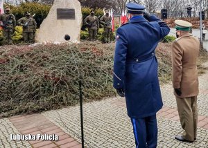 Policjant oraz strażnik graniczny oddają hołd poległym.