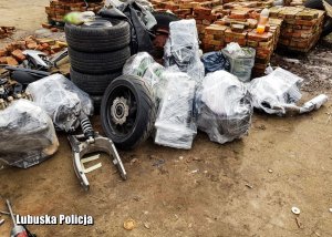 Części motocyklowe zabezpieczone przez policjantów.