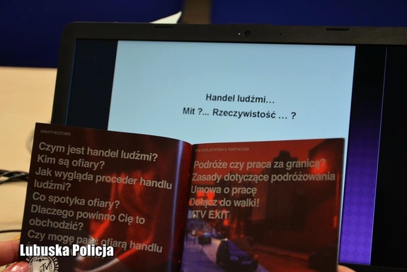 broszury informacyjne dotyczące handlu ludźmi