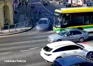 Nagranie z kamery monitoringu - widać zderzenie osobowego samochodu i autobusu miejskiego.