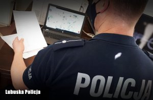 policjant przegląda zgłoszenia na laptopie