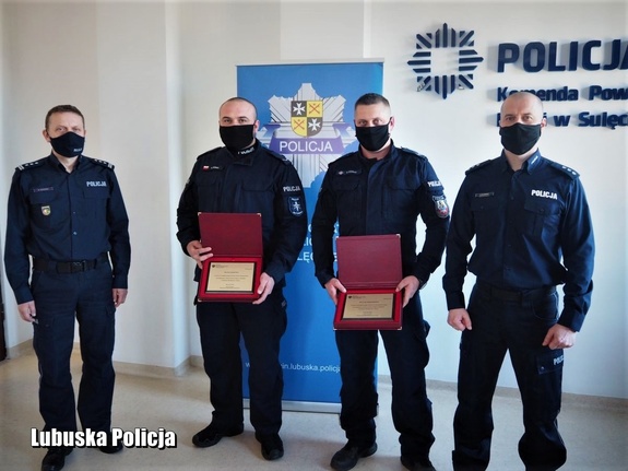 Umundurowani policjanci.