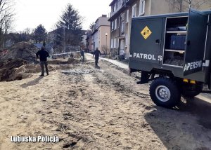 Miejsce ujawnienia niewybuchów. Pojazd wojskowy stojące po prawej stronie.