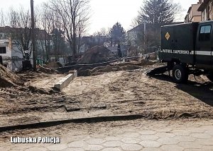 Miejsce ujawnienia niewybuchów. Pojazd wojskowy stojące po prawej stronie.