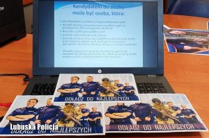 Laptop i ulotki informacyjne dotyczące naboru do lubuskiej policji