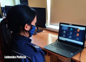 Policjantka podczas wideokonferencji