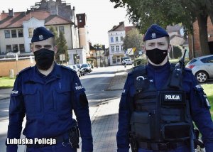 Umundurowani policjanci podczas patrolu.