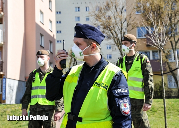 Policjant i żołnierze podczas patrolu.