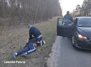 Mężczyzna zatrzymywany przez policjantów po cywilnemu.