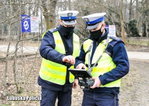 policjanci przeglądają zapis z kamery drona