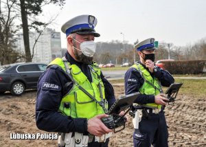 policjanci obsługują drona