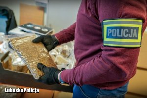 policjant prowadzi oględziny tytoniu