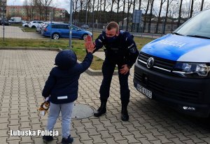 Policjant przybija &quot;piątkę&quot; z Jasiem