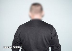 Mężczyzna zatrzymany przez policjantów.