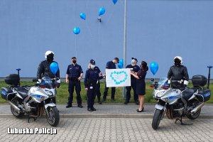 policjanci i policjantki wypuszczają balony z helem