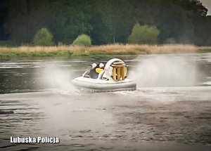 Poduszkowiec pływa na rzece