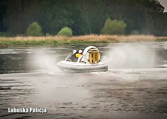 Poduszkowiec pływa na rzece