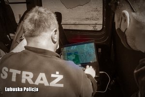 Strażak monitorujący zarejestrowany w terenie obraz