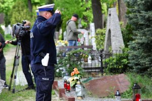 Policjanci salutujący na grobie weterana