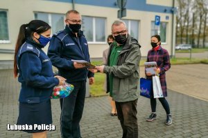 Komendant Powiatowy Policji w Nowej Soli otrzymuje od Burmistrza Nowej Soli broszurę