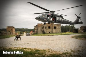 Policyjny śmigłowiec w powietrzu