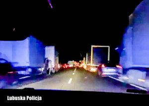 Korytarz  życia utworzony przez kierowców na autostradzie A2