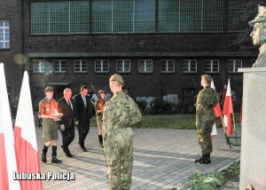 Przedstawiciele służb mundurowych przed pomnikiem Rotmistrza Witolda Pileckiego.