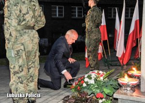 Wojewoda Lubuski składa kwiaty przed pomnikiem Rotmistrza Witolda Pileckiego.