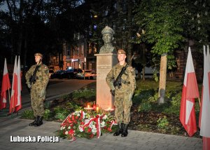 Żołnierze przy pomniku Rotmistrza Witolda Pileckiego.