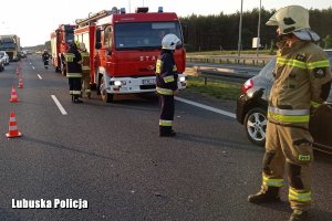 strażacy pracują na miejscu kolizji