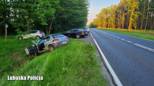 Pojazd w rowie po pościgu. W tle radiowóz i inne auta