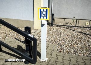 Dzwonek alarmowy przy platformie dla wózków inwalidzkich.