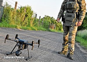 kontrterrorysta stoi przy dronie