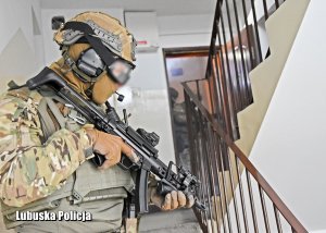 kontrterrorysta stoi na klatce schodowej