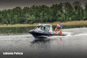 Policyjna łódź na jeziorze