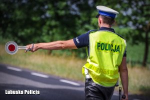 Policjant ruchu drogowego dający znak do zatrzymania