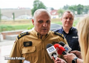 Zastępca Komendanta Wojewódzkiego Państwowej Straży Pożarnej w Gorzowie Wielkopolskim podczas konferencji prasowej