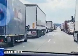 Pojazd stojące na skraju autostrady, tworzące korytarz życia.