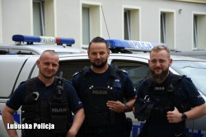 trzech policjantów stoi obok siebie