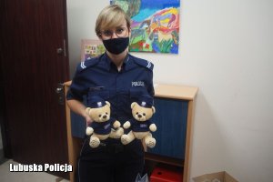 policjantka trzyma gadżety