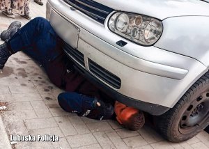 policjant leży pod autem